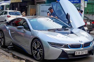 Thiếu gia vé số Sóc Trăng "cưỡi" siêu xe BMW i8 tại SG